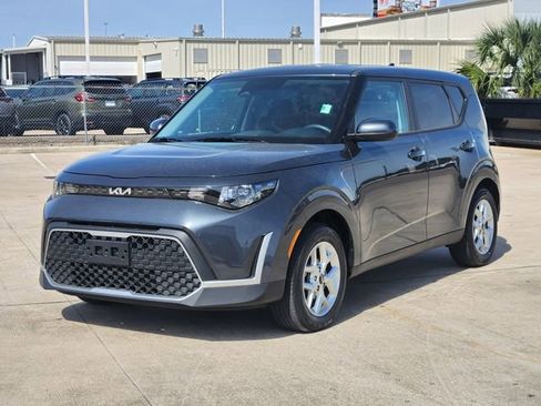 Used 2025 Kia Soul LX FWD image 3