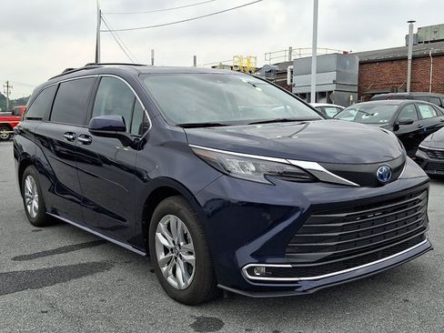Used 2024 Toyota Sienna XLE w/ XLE Plus Package AWD/4WD image 3