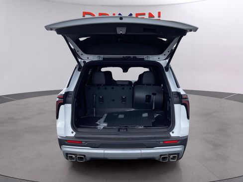 Used 2026 Chevrolet Traverse LT w/ Driver Confidence Package image 32