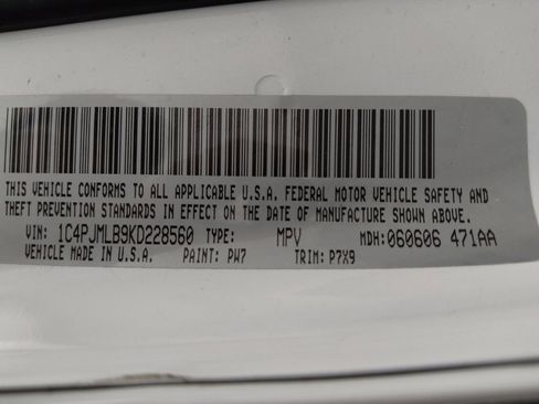 Used 2019 Jeep Cherokee Latitude Plus w/ Cold Weather Group AWD/4WD image 33
