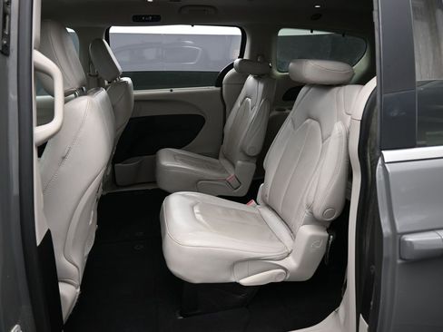 Used 2021 Chrysler Pacifica Touring-L image 35