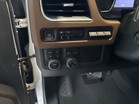 Used 2021 Chevrolet Suburban High Country image 15