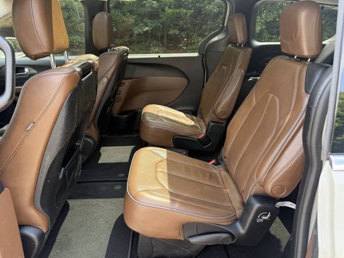 Used 2019 Chrysler Pacifica Limited w/ Advanced Safetytec Group FWD image 14
