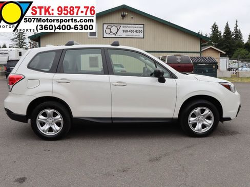 Used 2017 Subaru Forester 2.5i AWD/4WD image 10