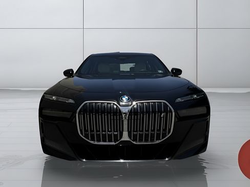 Used 2025 BMW i7 xDrive60 AWD/4WD image 5