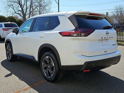 Used 2024 Nissan Rogue SV AWD/4WD image 4