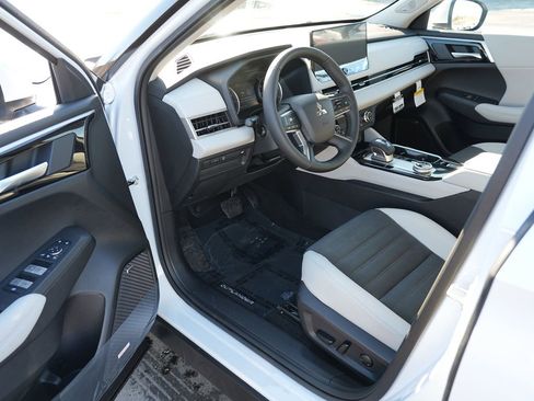 New 2026 Mitsubishi Outlander SE image 13