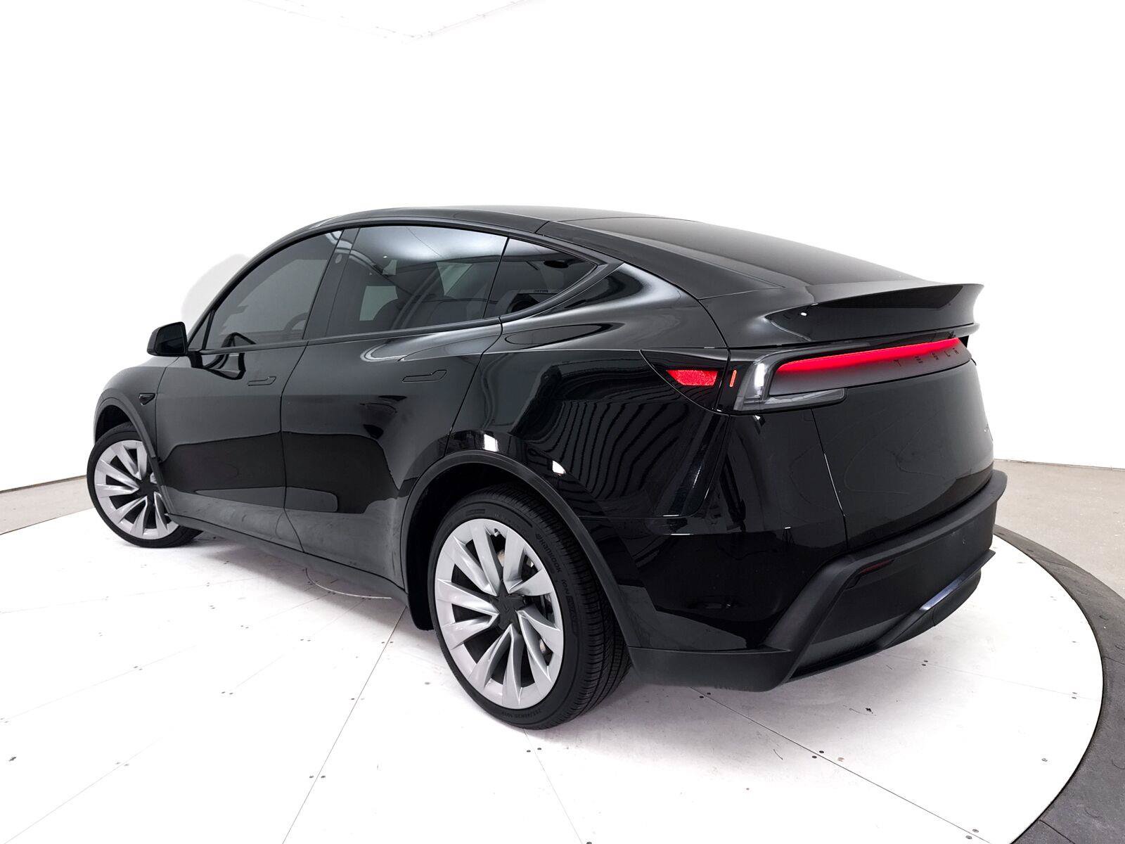 Used 2026 Tesla Model Y Long Range AWD/4WD image 2