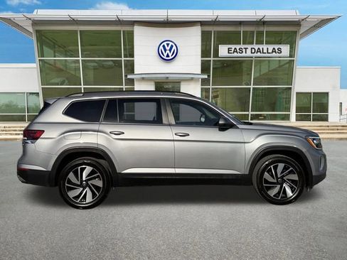 Used 2025 Volkswagen Atlas SE AWD/4WD image 2