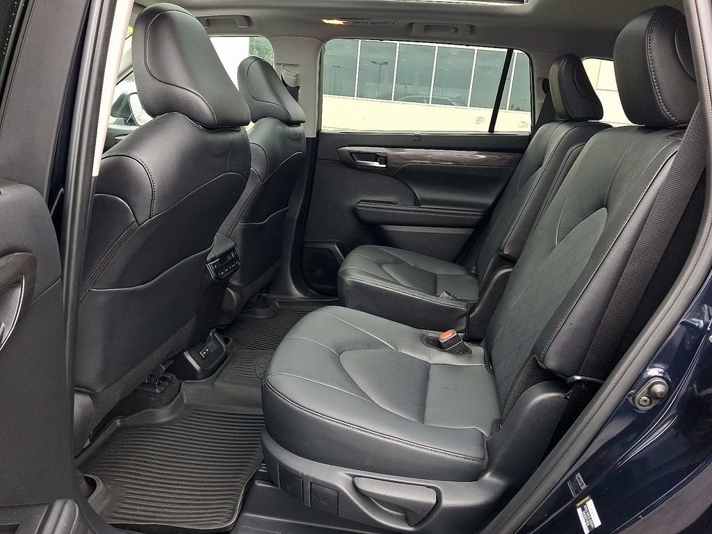 Used 2025 Toyota Highlander Platinum AWD/4WD image 11
