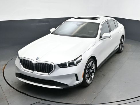 Certified 2025 BMW 530i xDrive w/ Premium Package image 30