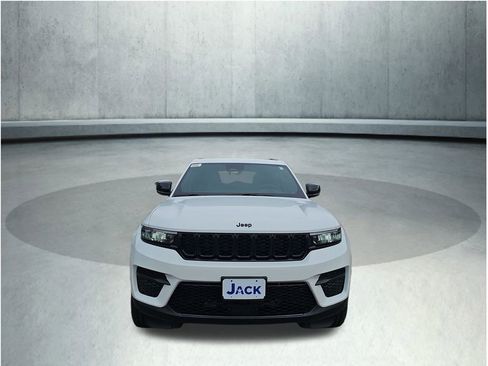 New 2025 Jeep Grand Cherokee Altitude image 11