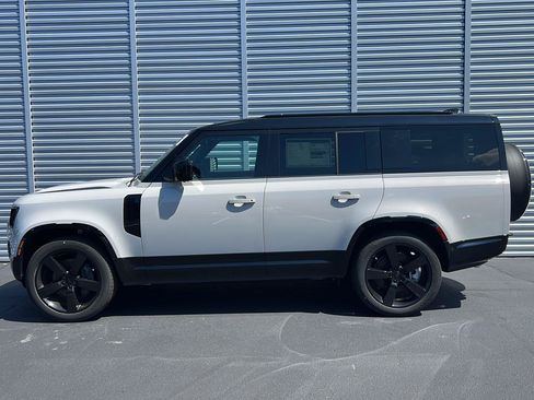 New 2026 Land Rover Defender 130 X-Dynamic SE AWD/4WD image 2