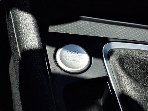 Used 2025 Volkswagen Jetta SE w/ Sunroof Package FWD image 11