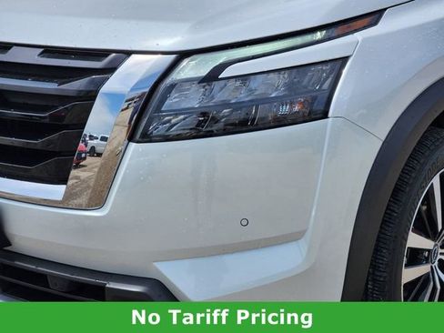 Certified 2025 Nissan Pathfinder Platinum FWD image 6