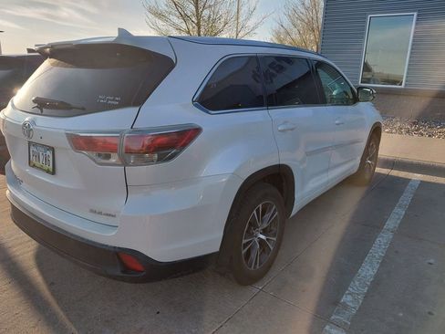 Used 2016 Toyota Highlander XLE AWD/4WD image 3