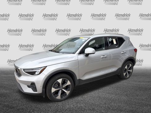 Used 2025 Volvo XC40 B5 Plus image 5