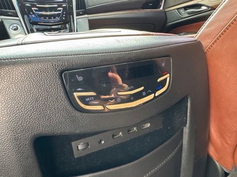 Used 2017 Cadillac Escalade Luxury AWD/4WD image 13