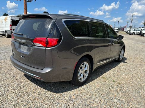 Used 2017 Chrysler Pacifica Touring-L Plus w/ Tire & Wheel Group FWD image 4