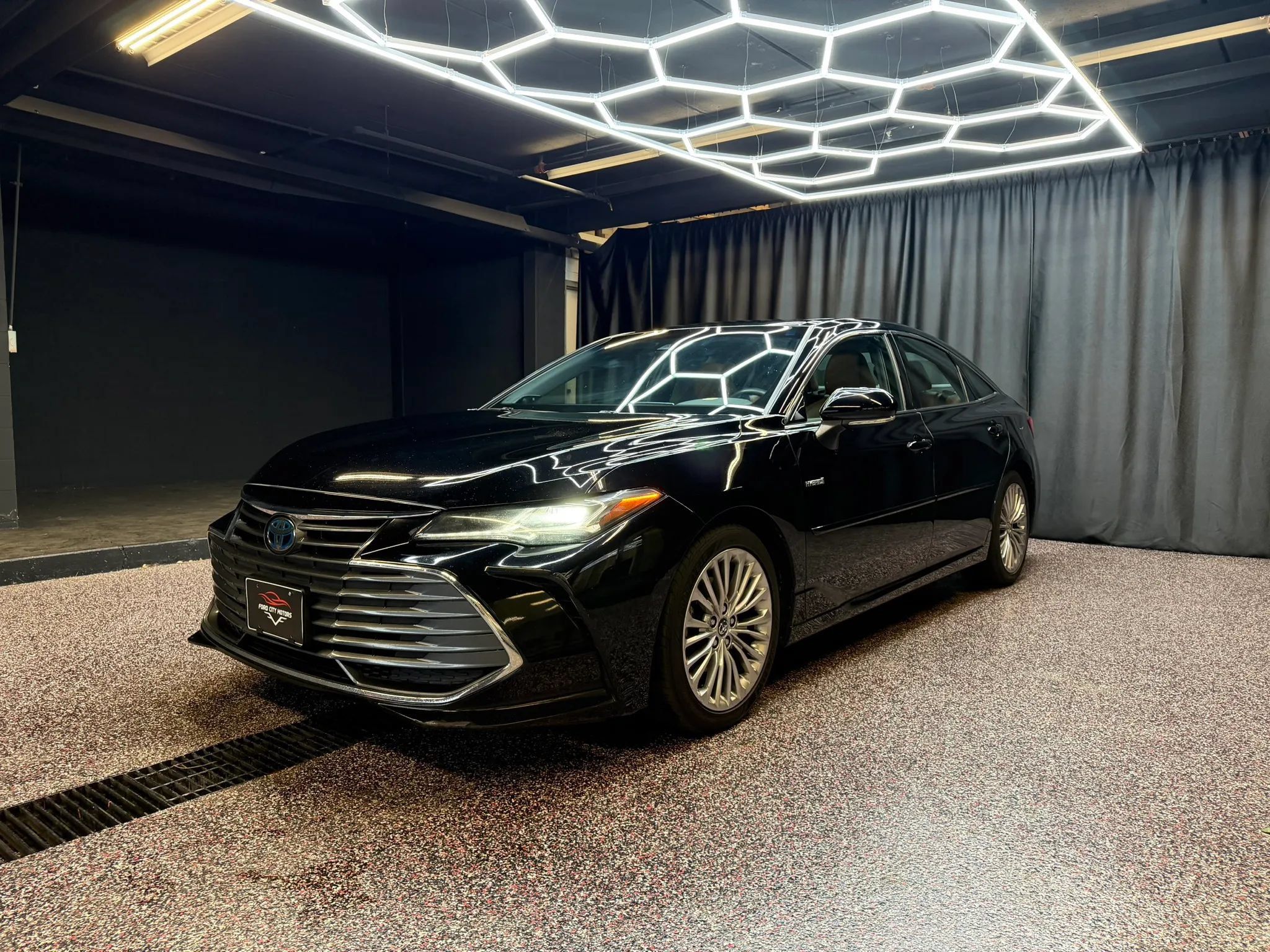 Used 2020 Toyota Avalon Limited w/ All Weather Liner Package FWD image 3