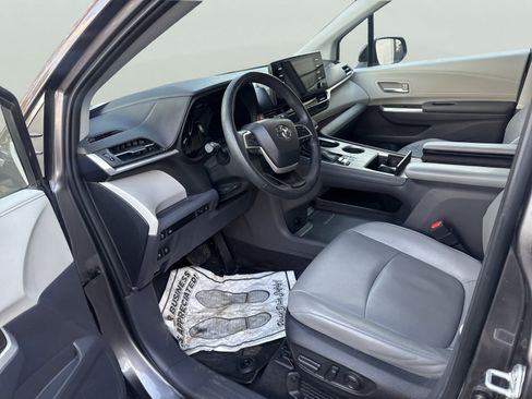 Used 2022 Toyota Sienna XLE image 17