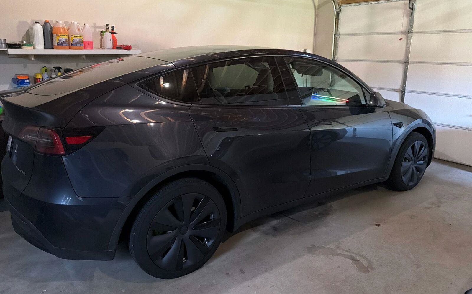 Used 2024 Tesla Model Y Long Range AWD/4WD image 1