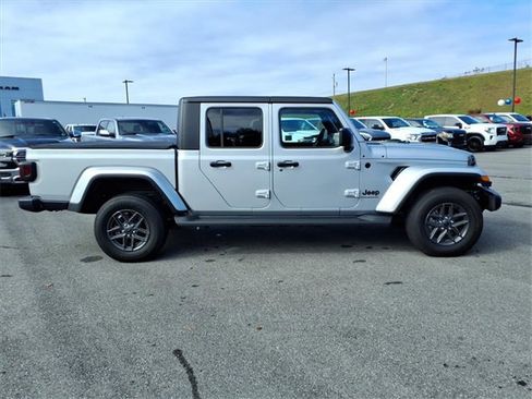 Used 2024 Jeep Gladiator Sport image 3