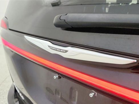 Used 2023 Chrysler Pacifica Touring-L FWD image 15