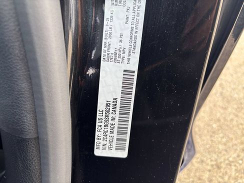 Used 2025 Chrysler Pacifica Select FWD image 31