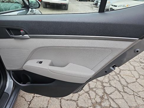 Used 2017 Hyundai Elantra SE image 21