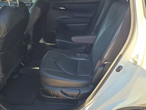 Used 2021 Toyota Highlander XLE image 19