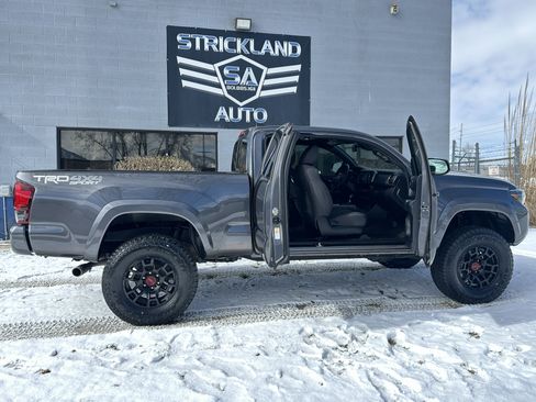 Used 2018 Toyota Tacoma TRD Sport w/ Technology Package image 28