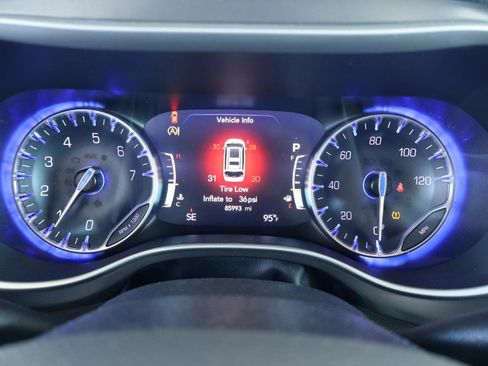 Used 2021 Chrysler Pacifica Touring-L image 21