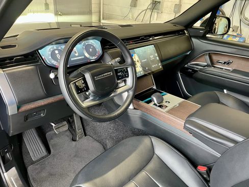 Certified 2025 Land Rover Range Rover SE image 13