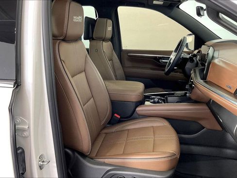 Used 2025 Chevrolet Tahoe High Country AWD/4WD image 9