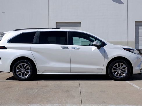 Used 2021 Toyota Sienna XLE w/ XLE Plus Package image 14