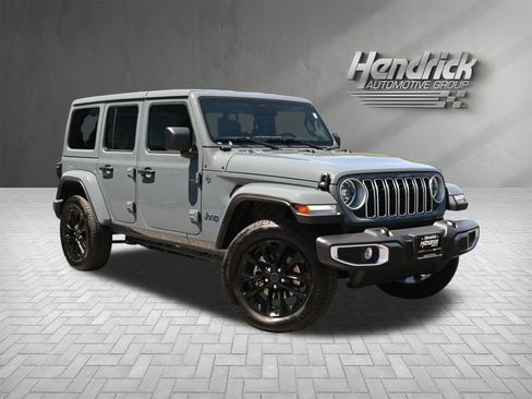 Used 2025 Jeep Wrangler Unlimited Sahara w/ Safety Group AWD/4WD image 2