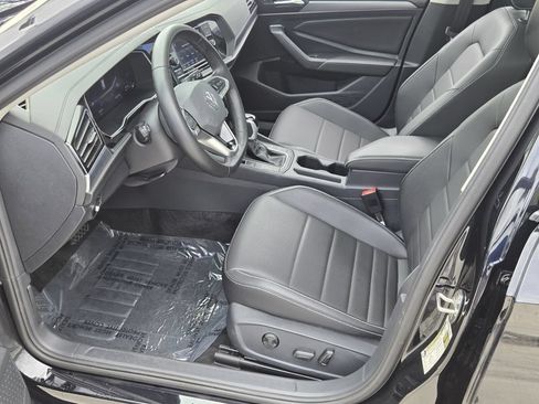 Used 2024 Volkswagen Jetta SE w/ Panoramic Sunroof Package FWD image 10