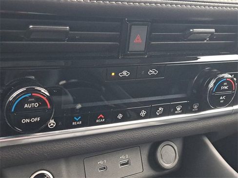 Used 2023 Nissan Rogue SL w/ SL Premium Package image 25