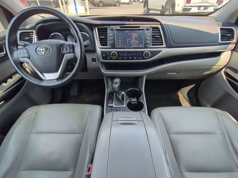 Used 2016 Toyota Highlander XLE FWD image 17