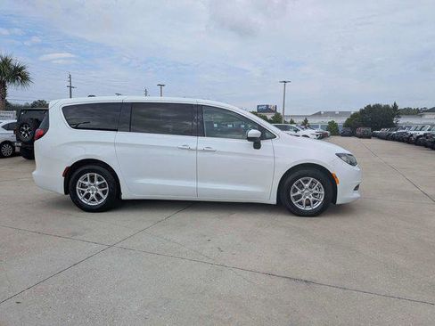 Certified 2022 Chrysler Voyager LX FWD image 2