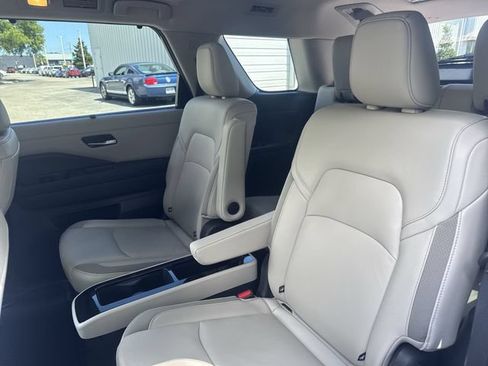 Used 2024 Nissan Pathfinder SL w/ SL Premium Package FWD image 16