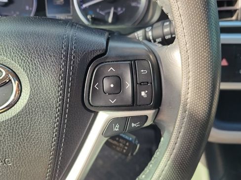 Used 2019 Toyota Highlander XLE FWD image 22