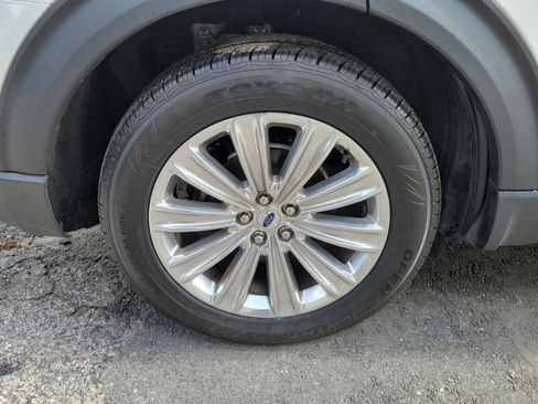 Used 2023 Ford Explorer Limited w/ Equipment Group 301A RWD image 8