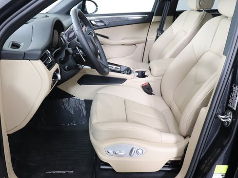 Used 2025 Porsche Macan image 5