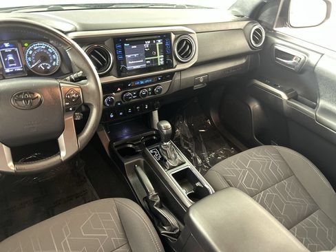 Used 2017 Toyota Tacoma TRD Off-Road w/ Premium & Technology Package AWD/4WD image 24
