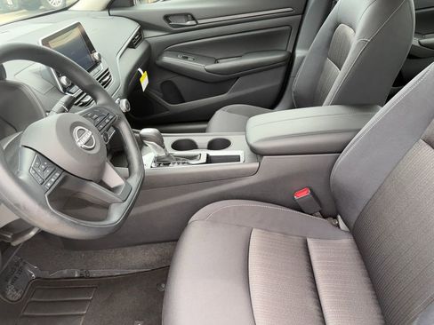 Used 2025 Nissan Altima 2.5 S FWD image 9