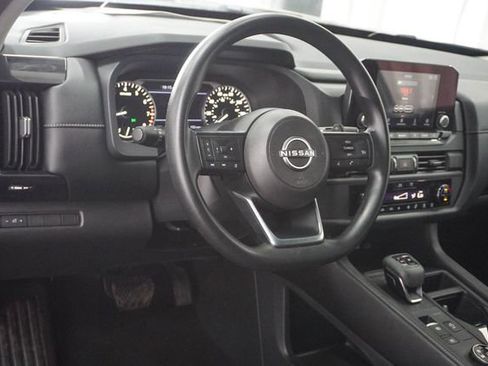 Used 2024 Nissan Pathfinder S image 5