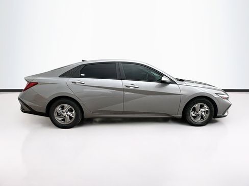 Used 2024 Hyundai Elantra SE image 10
