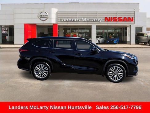 Used 2023 Toyota Highlander Platinum image 2